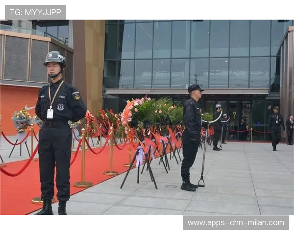 篮球场边爆发激烈冲突，安保全程死命拉人