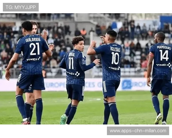 法甲巴黎中场的优雅组织与频繁攻门